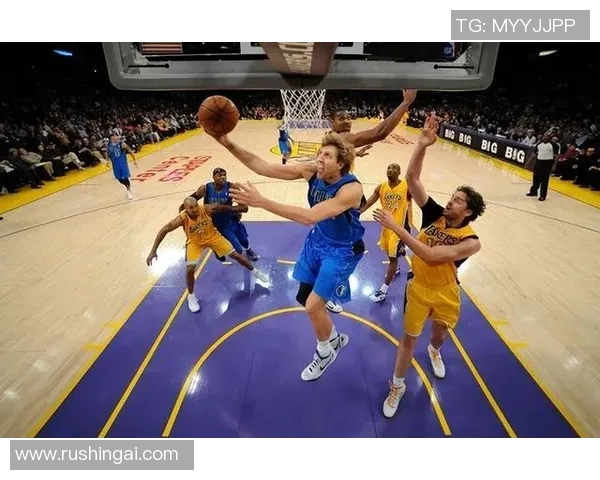 小牛队与雷霆队季后赛第四场激战回顾与精彩瞬间分析